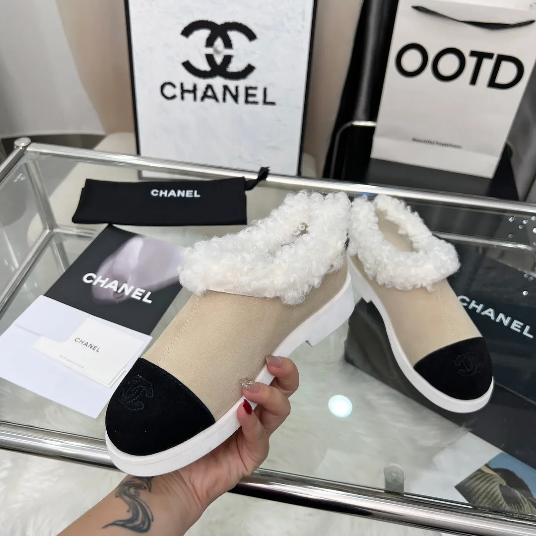 👟👟Ex-factory price 540👟👟 High version of Chanel CHANEL, 🌞🌞🌞Xiaoxiang’s latest 2025 autumn and winter short boots, a must-have item for this autumn and winter season! ! Ms. Chanel loves simple yet irresistible combinations to show her unique style. Mix and match freely to shine⚡Follow Grandma’s fashion steps! ! ! The top-notch craftsmanship and texture are perfectly presented. No matter any details, you can compare them with the counters. The best quality products can be entered and exited from the counters at will! ! ❶Material: imported cowhide/cow suede/wool ❷Lining: sheepskin lining ❸Feet: sheepskin ❹Outsole: original molded sole ❺Heel height: 3cm ❻Number of yards: 35-40 (40 and 41 are customized and non-refundable)